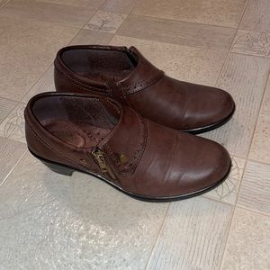 Easy Street women's brown and black side zip low heeled shoes / ankle boots